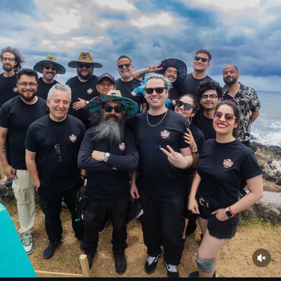 Staff de un festival junto al mar, antes de que abran las puertas