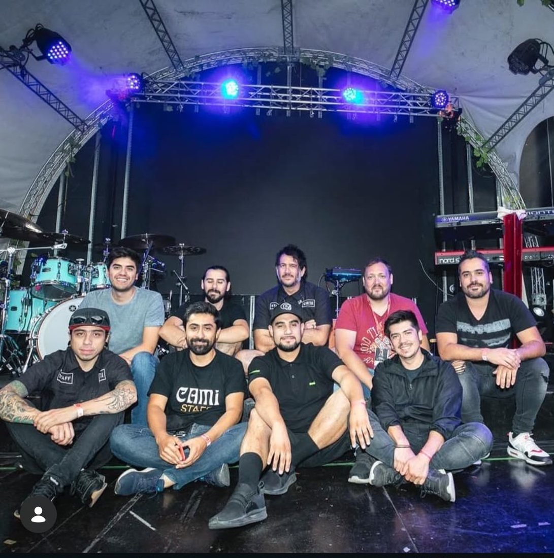 El equipo completo sentado en el escenario, después del montaje