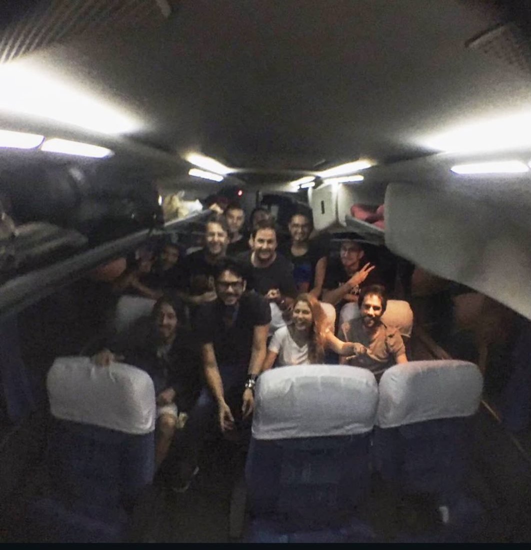 La van de gira de noche, con el equipo adentro camino a la próxima ciudad