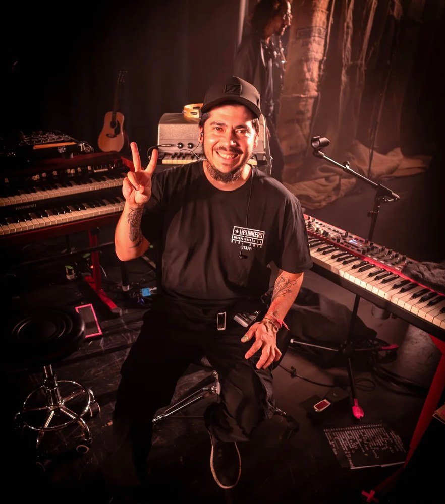 Tito, fundador de Roadie Tour, en el escenario entre los teclados durante el montaje